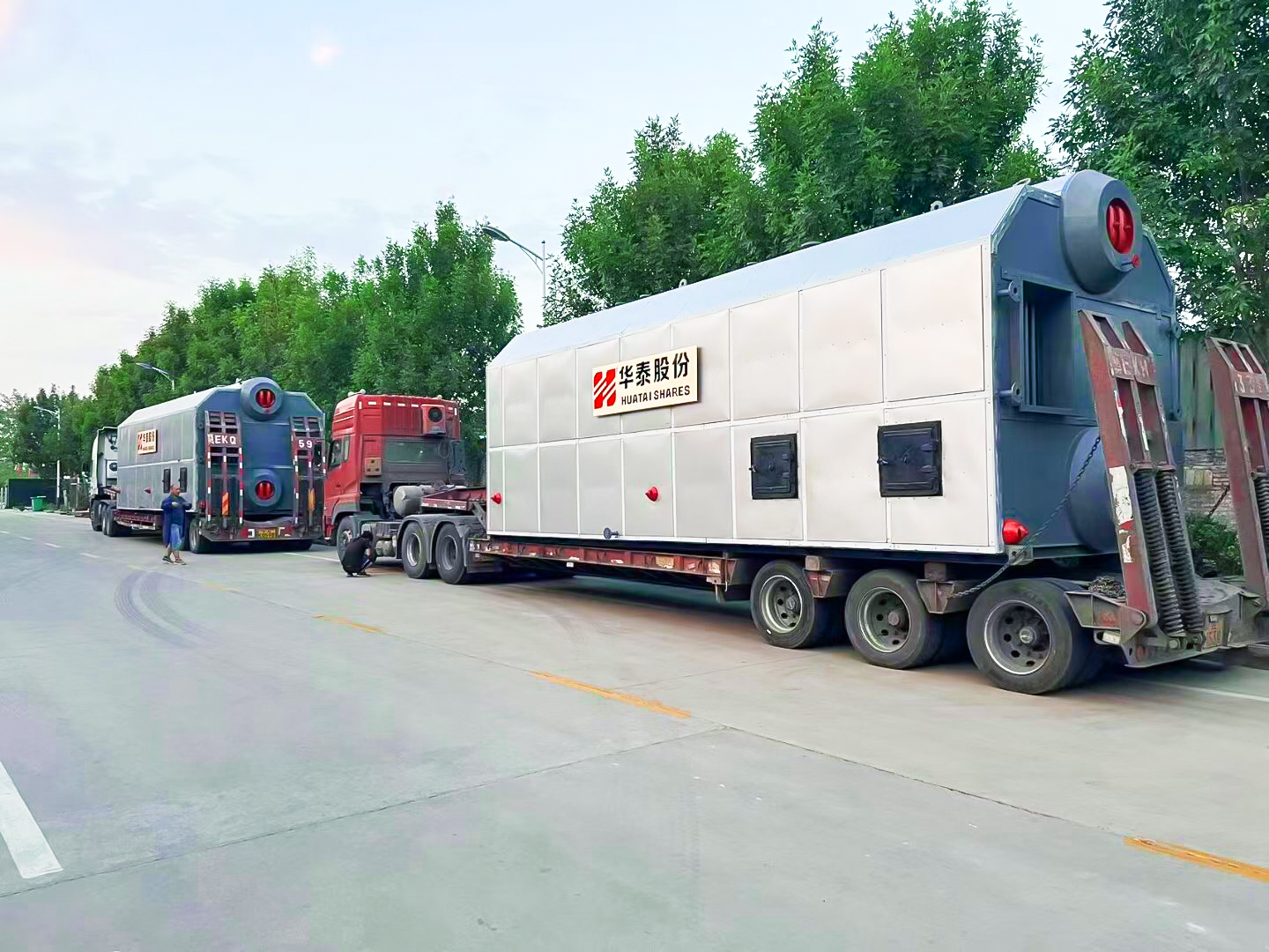 華泰雙胞胎兄弟生物質鍋爐順利發貨